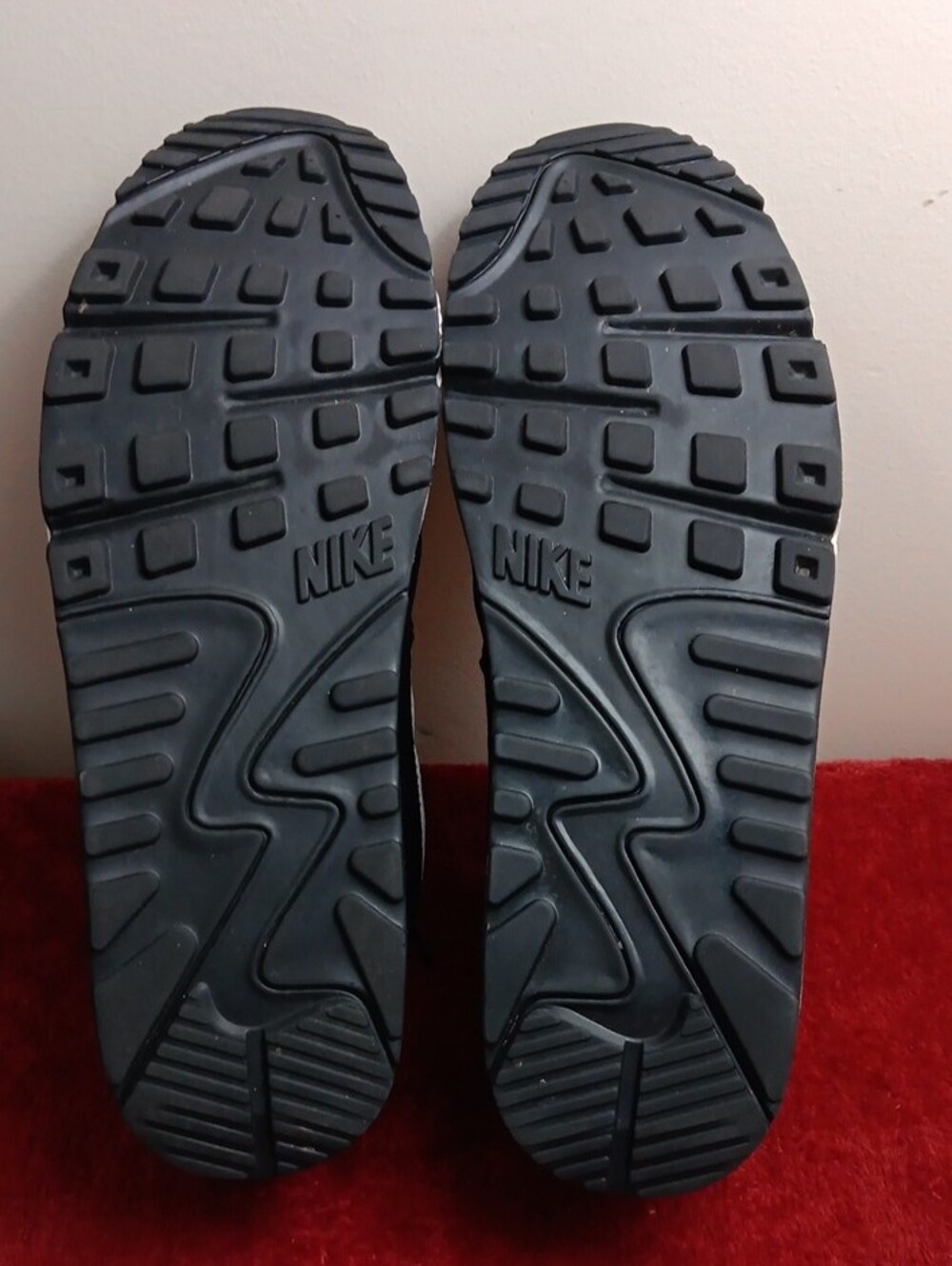 Nike Men’s Black and Gray Athletic Running Shoes - Picture 5 of 8